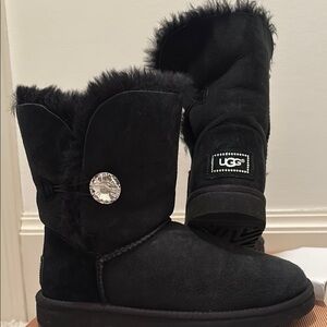 UGG W BAILEY BUTTON BLING: 3349 BLACK SWAROVSKI CRYSTAL